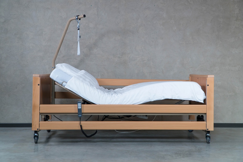 Elektrisch verstelbaar ziekenhuisbed (2.10m) inclusief zijsponden, zelfoprichter, matras en bedtafel