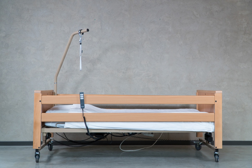 Elektrisch verstelbaar ziekenhuisbed (2.10m) inlusief zijsponden en zelfoprichter