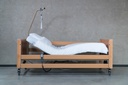 Elektrisch verstelbaar ziekenhuisbed (2.20m) inclusief zijsponden, zelfoprichter, matras en bedtafel