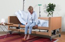 Elektrisch verstelbaar ziekenhuisbed inclusief zijsponden, zelfoprichter, matras en bedtafel