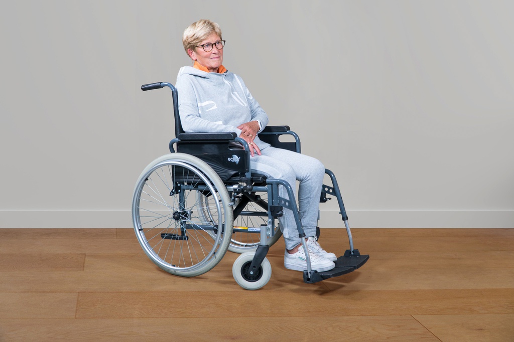 Lichtgewicht rolstoel met voetsteunen